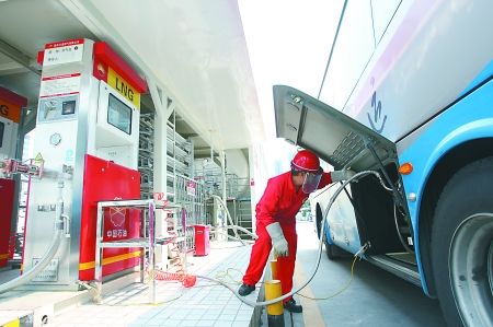 2024新澳门正版免费资本车,智能健康监测设备可以实时监测乘客的心率、血压等健康指标