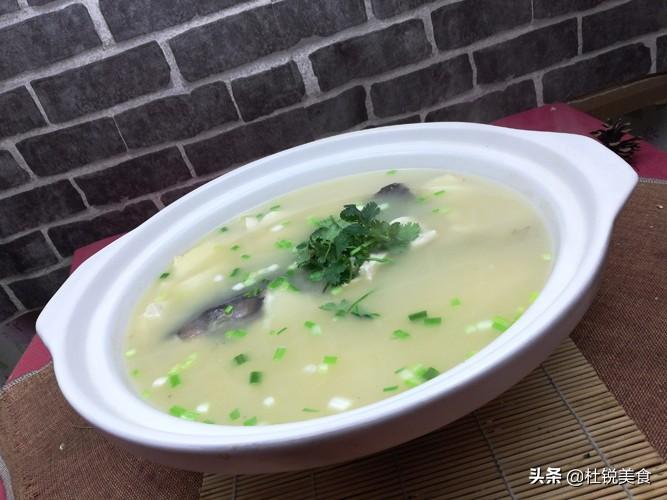 鱼汤豆腐烹饪指南，美味佳肴的制作步骤